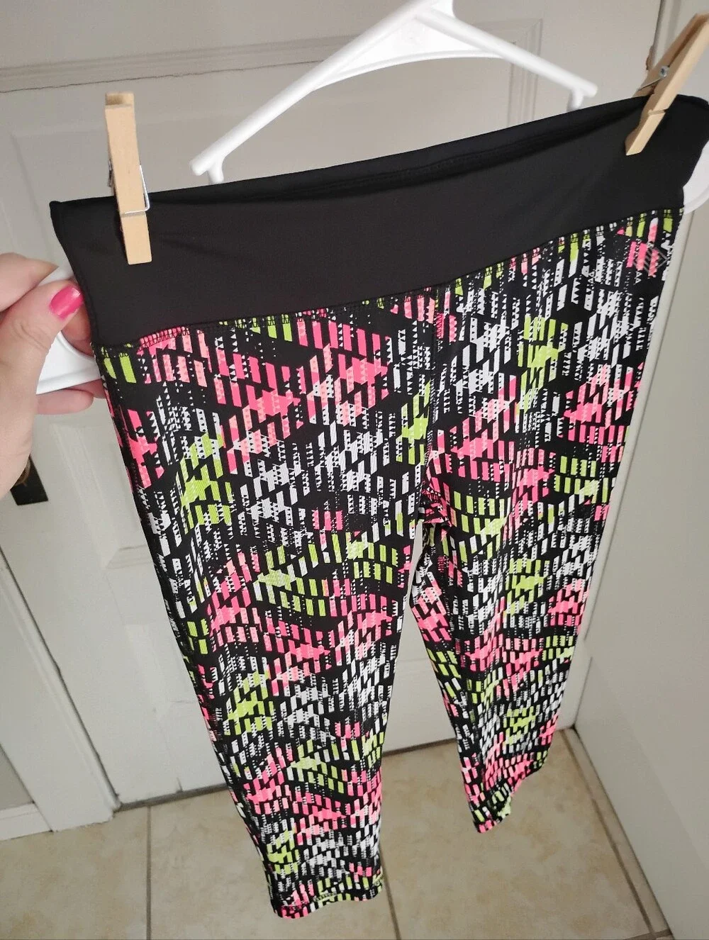 Juniors cropped neon athletic leggings
